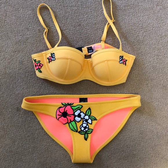 Triangl Devon Bikini Top and the bag - Picture 2 of 6